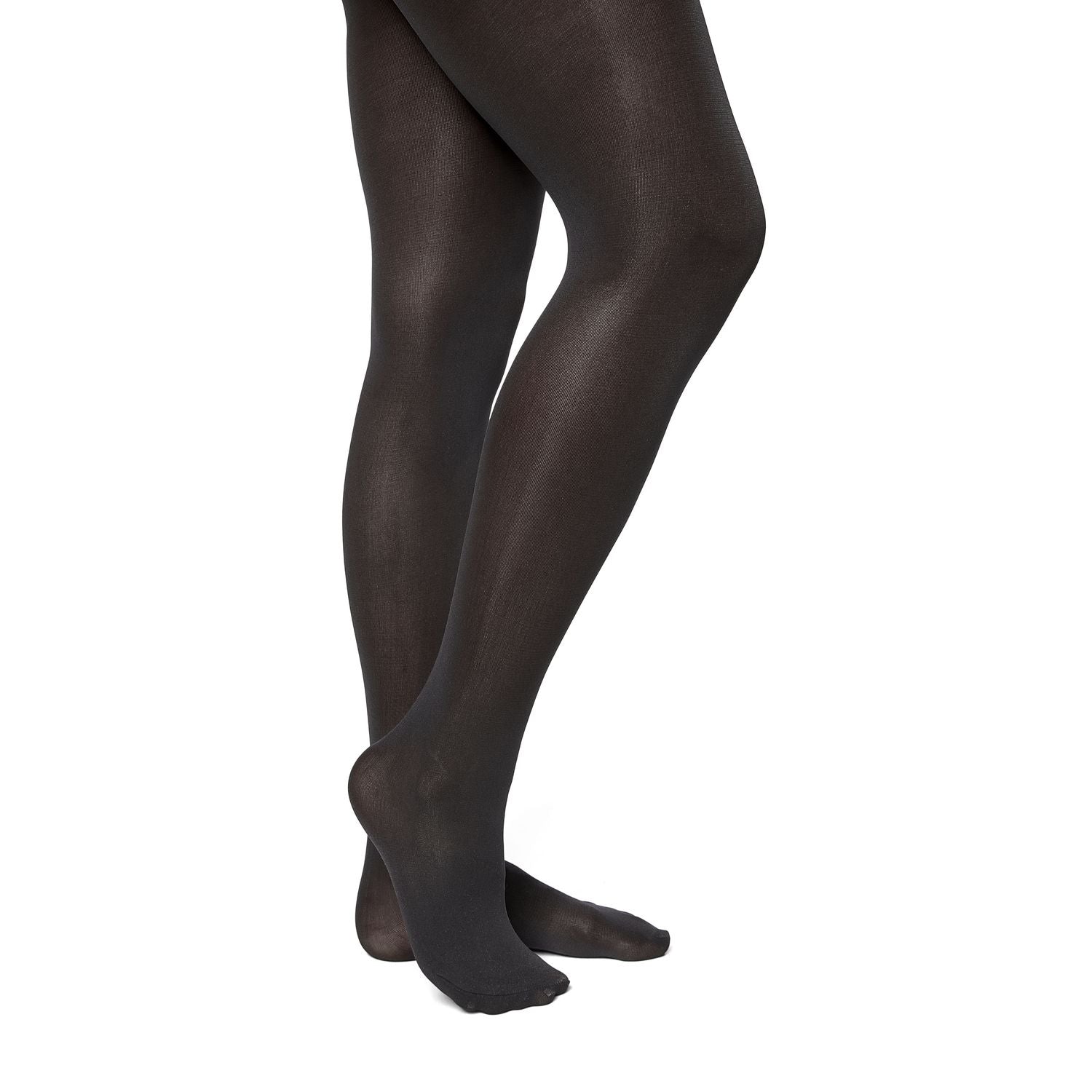 Person in Rumpfs 108 Economy Ballettstrumpfhose in Schwarz, barfuß vor weißem Hintergrund, strahlt Anmut aus.